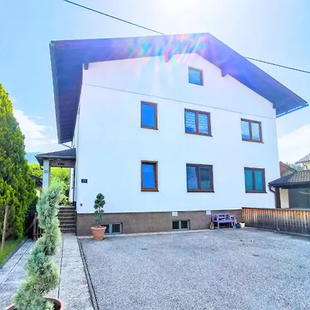 Riverside Apartmán *